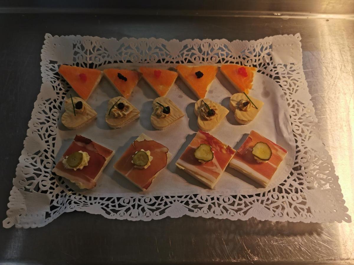 Le P'Tit Bouchon Hotel Rambervillers Bagian luar foto